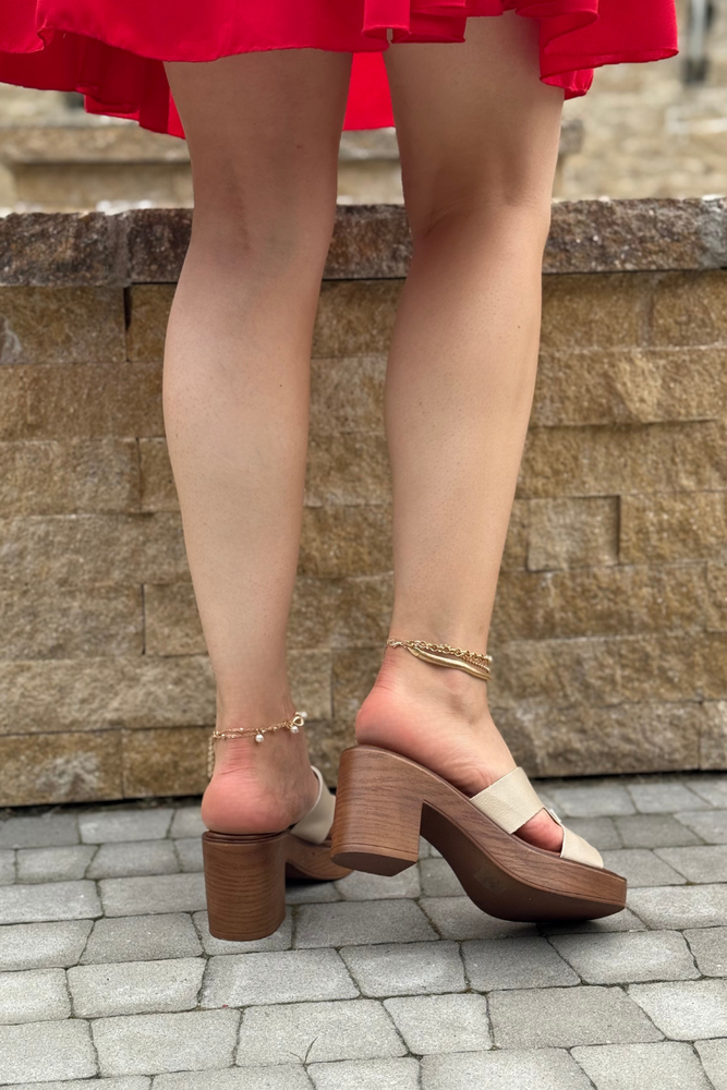 Beżowe klapki na obcasie z ozdobą 