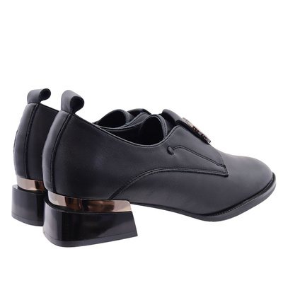 Чорні шкіряні туфлі на низькому каблуці з декором 