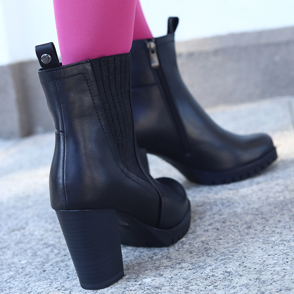 Чорні високі шкіряні черевики Marco Tozzi