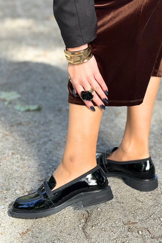 Бежеві шкіряні кросівки на перфорованій танкетці