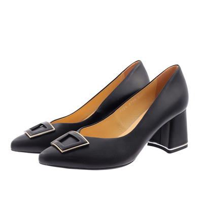 Жіночі чорні шкіряні човники з декором