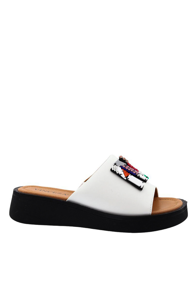Białe klapki skórzane z ozdobą 