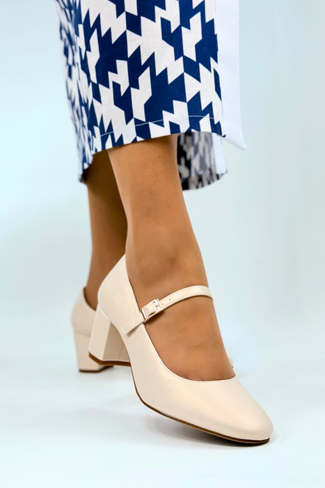 Нюдові перфоровані замшеві сліпони