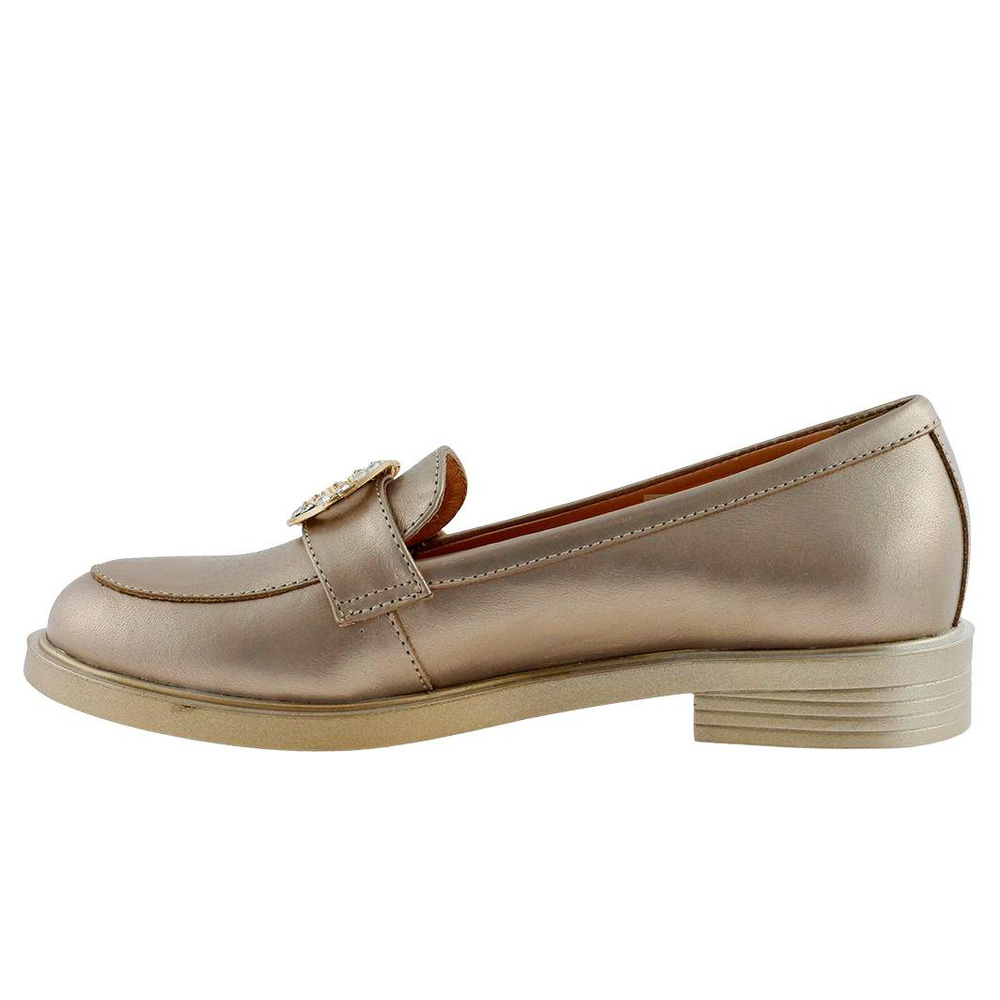 Beżowe skórzane mokasyny z metalową broszką Arka