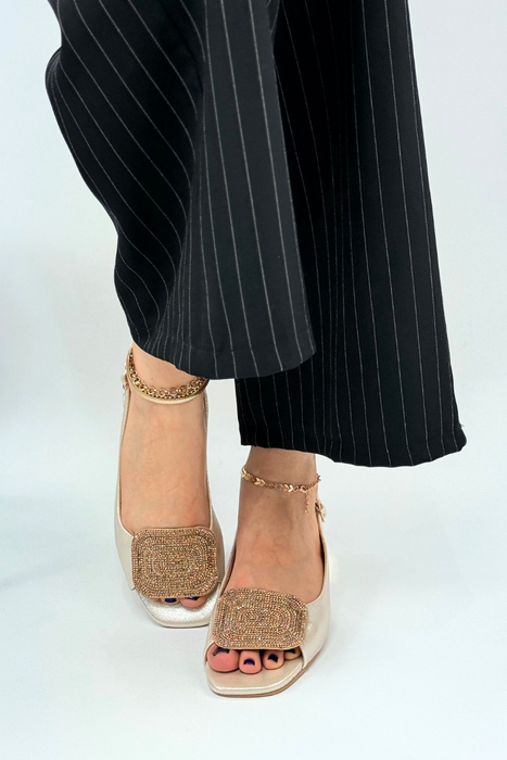 Złote sandały z ozdobą na niskim obcasie