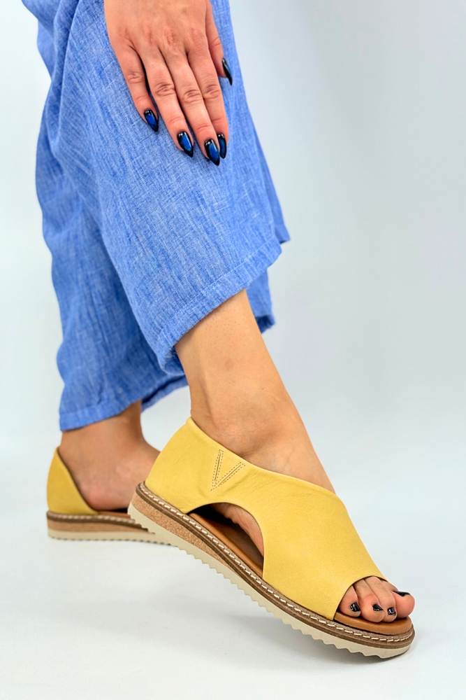 Żółte sandały skórzane płaskie wsuwane Artiker