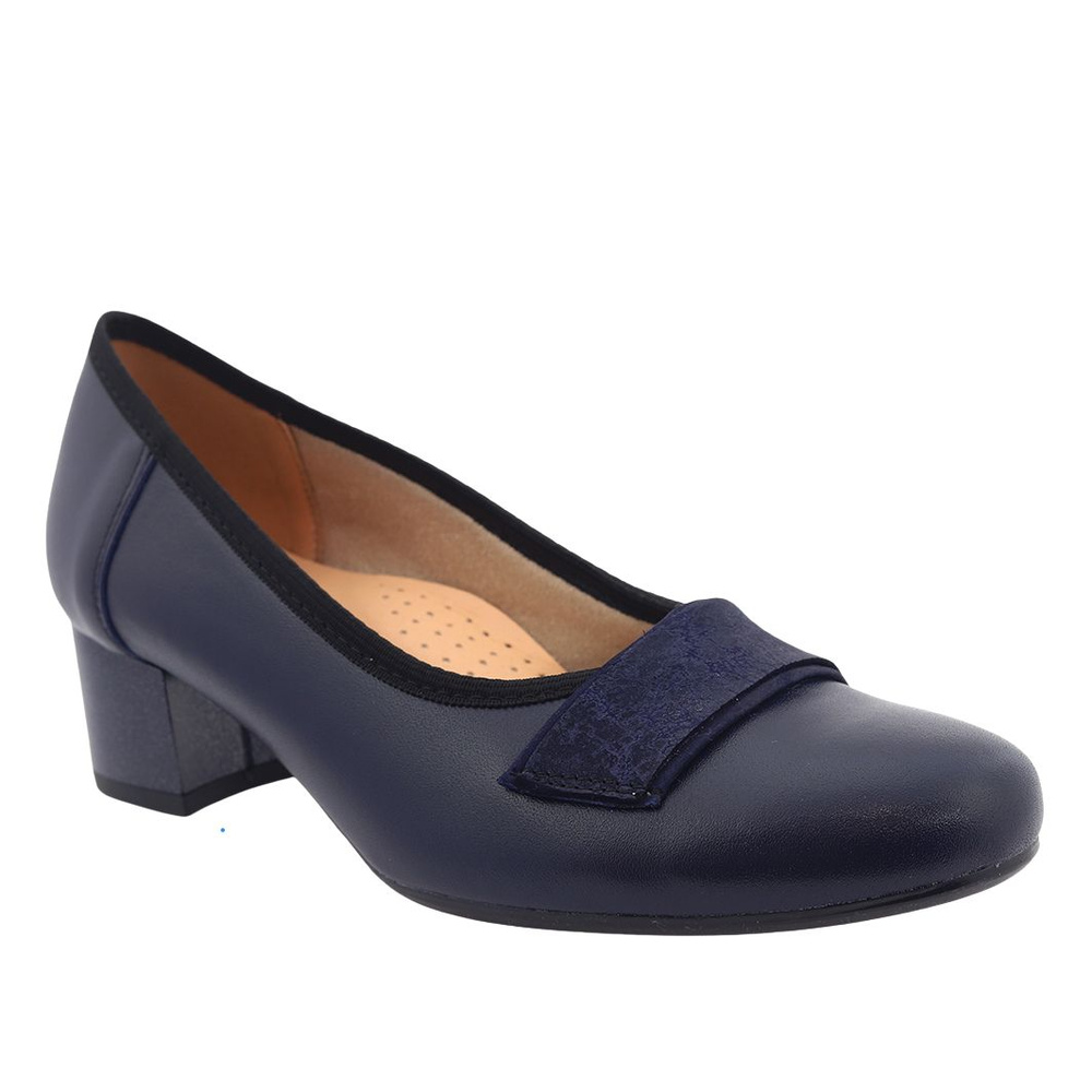 Темно-сині шкіряні туфлі на низькому каблуці Galant