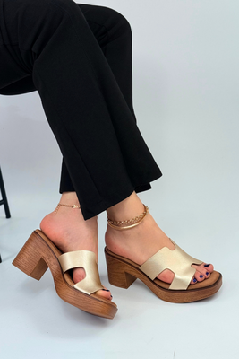 Złote klapki na drewnianym obcasie z platformą 