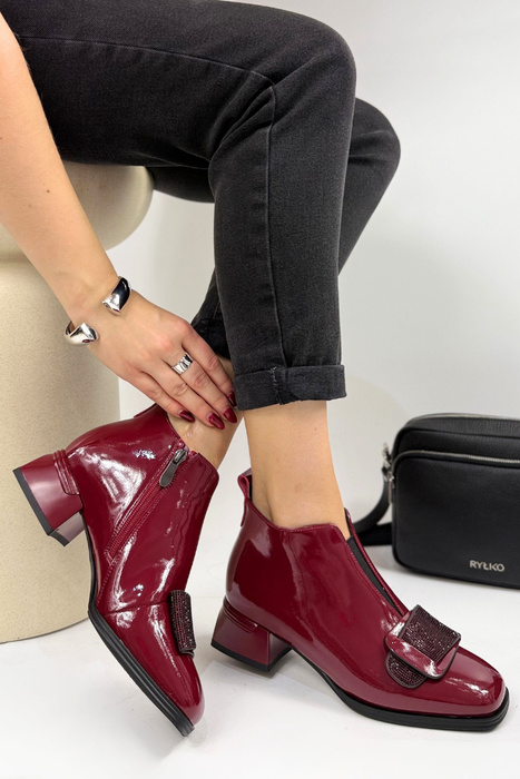Botki damskie ze skóry lakierowanej z ozdobą w cyrkonie czerwone