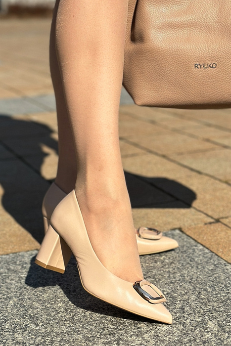 Бежеві шкіряні човники на високому каблуці з декором