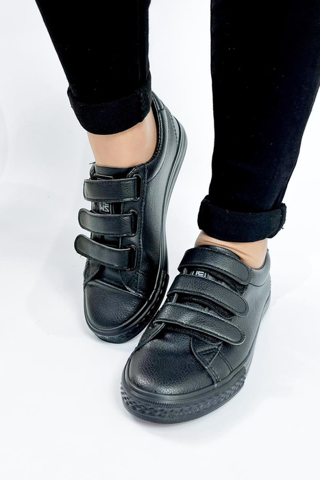 Чорні жіночі кросівки на липучці