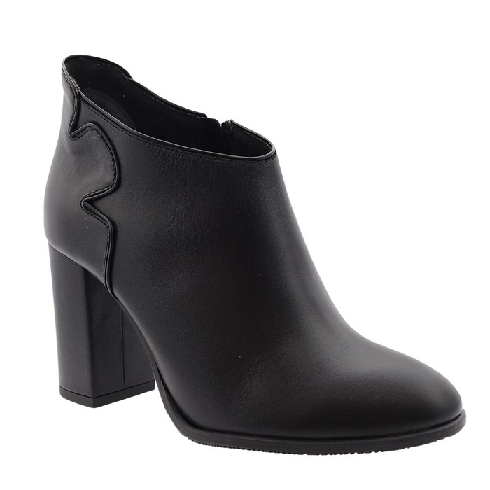 Чорні жіночі короткі шкіряні ботильйони Kordel на високому каблуці