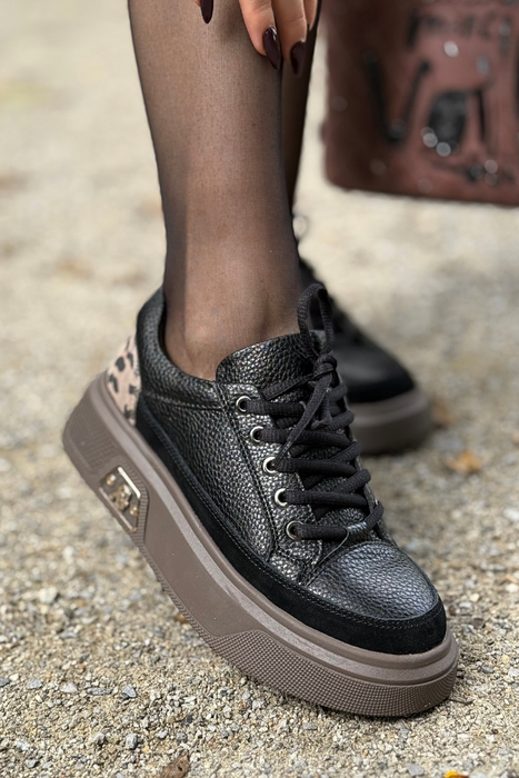Czarne sneakersy damskie skórzane na grubej platformie z motywem zwierzęcym