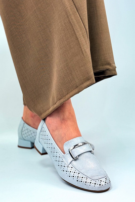 Модні сріблясті ажурні мокасини з декоративною пряжкою 