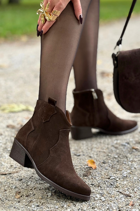 Botki skórzane welurowe w kolorze czekoladowym na obcasie