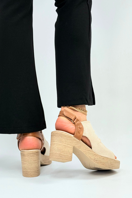 Beżowe sandały zabudowane na drewnianym słupku