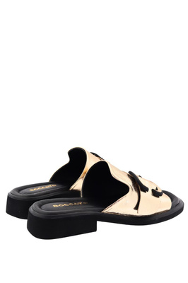 Złote skórzane klapki na niskim obcasie z klamerką 