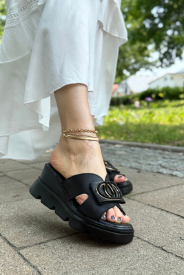 Czarne klapki z ekoskóry na koturnie z ozdobą 