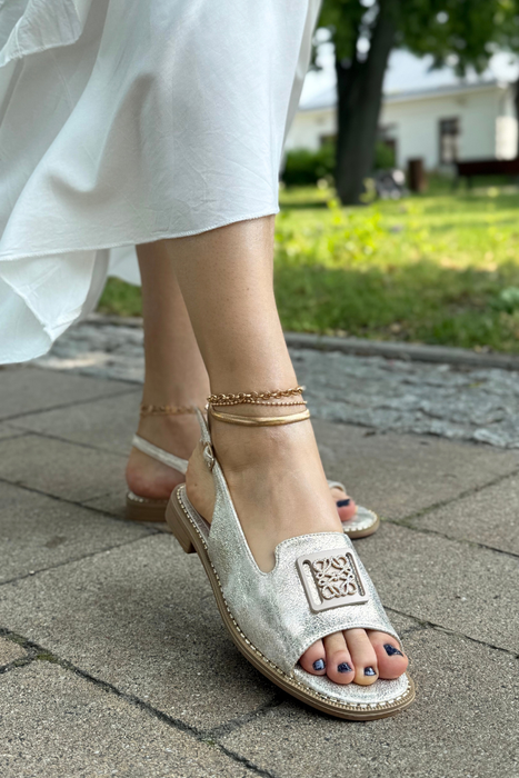 Złote sandały z ozdobną płaskie