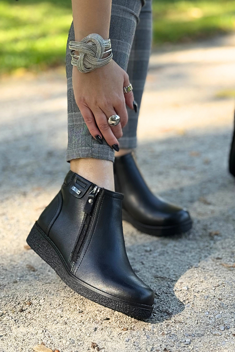 Короткі чорні шкіряні черевики на утепленій танкетці