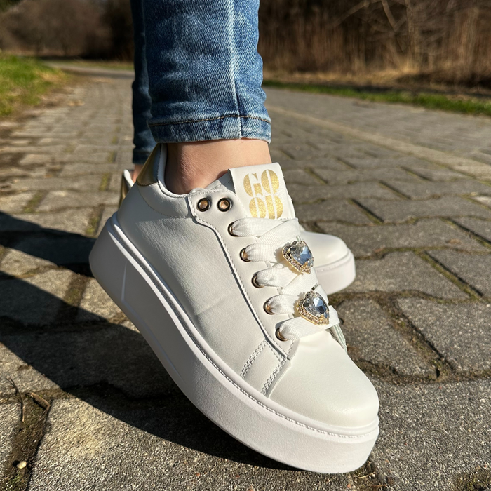 Білі кросівки із золотим серцем і плюшевим ведмедиком із цирконію