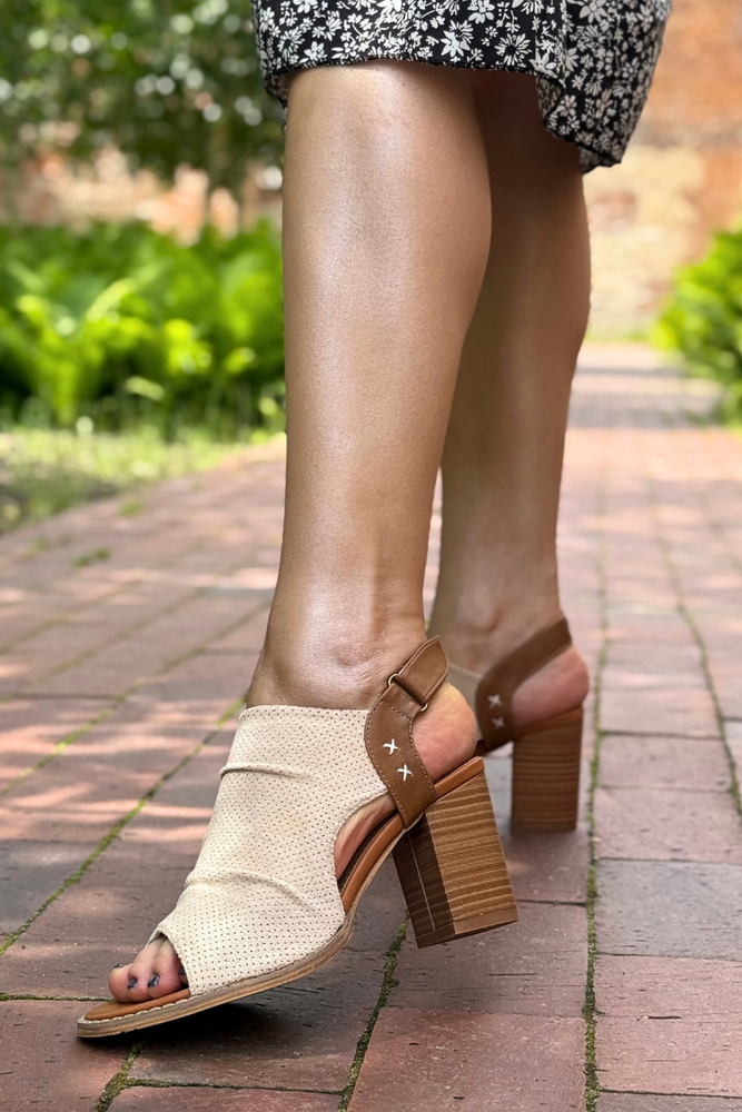 Sandały beżowe z perforowaną cholewką na słupku