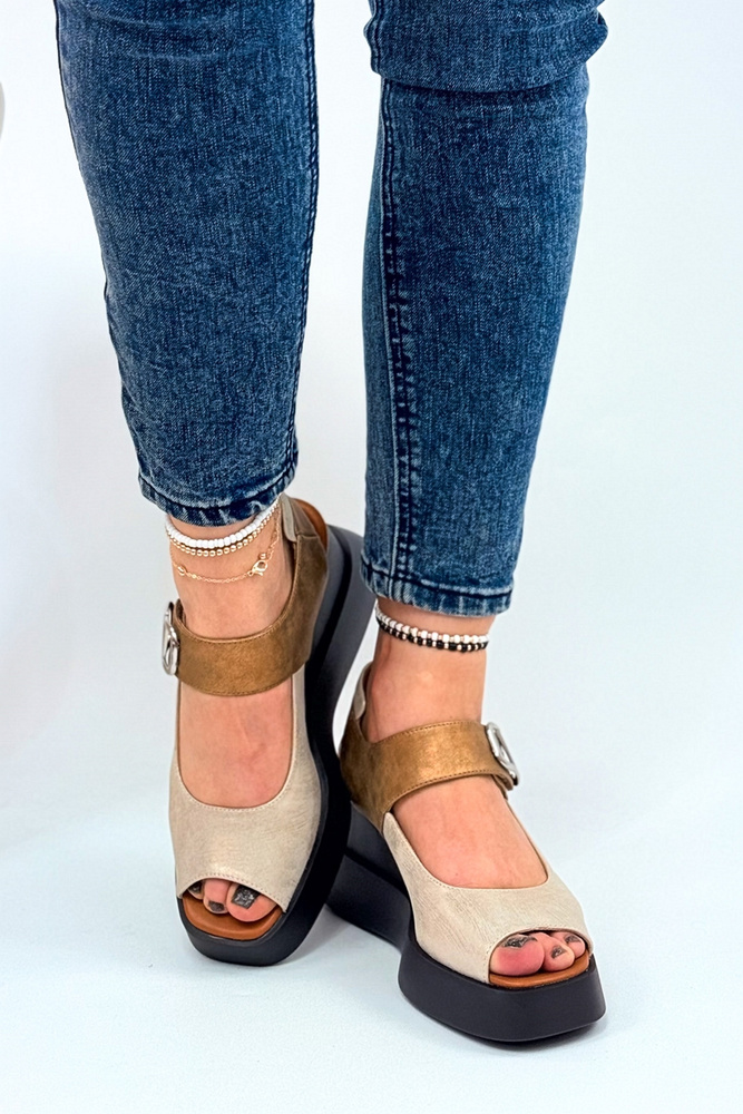 Złote sandały na koturnie z ekoskóry na rzep