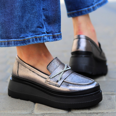 Mokasyny skórzane srebrne z paskami w cyrkonie na platformie