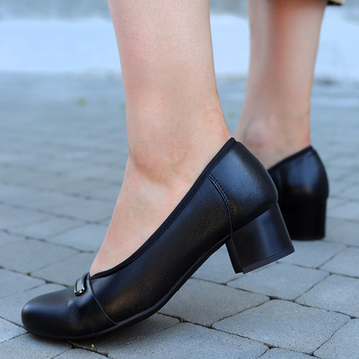 Шкіряні човники з декоративним ремінцем на низькій колодці