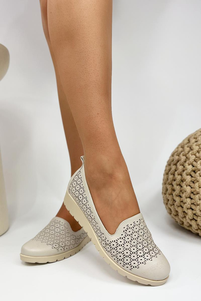 Półbuty damskie ażurowe wsuwane na niskim koturnie beżowe