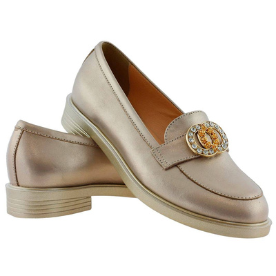 Beżowe skórzane mokasyny z metalową broszką Arka