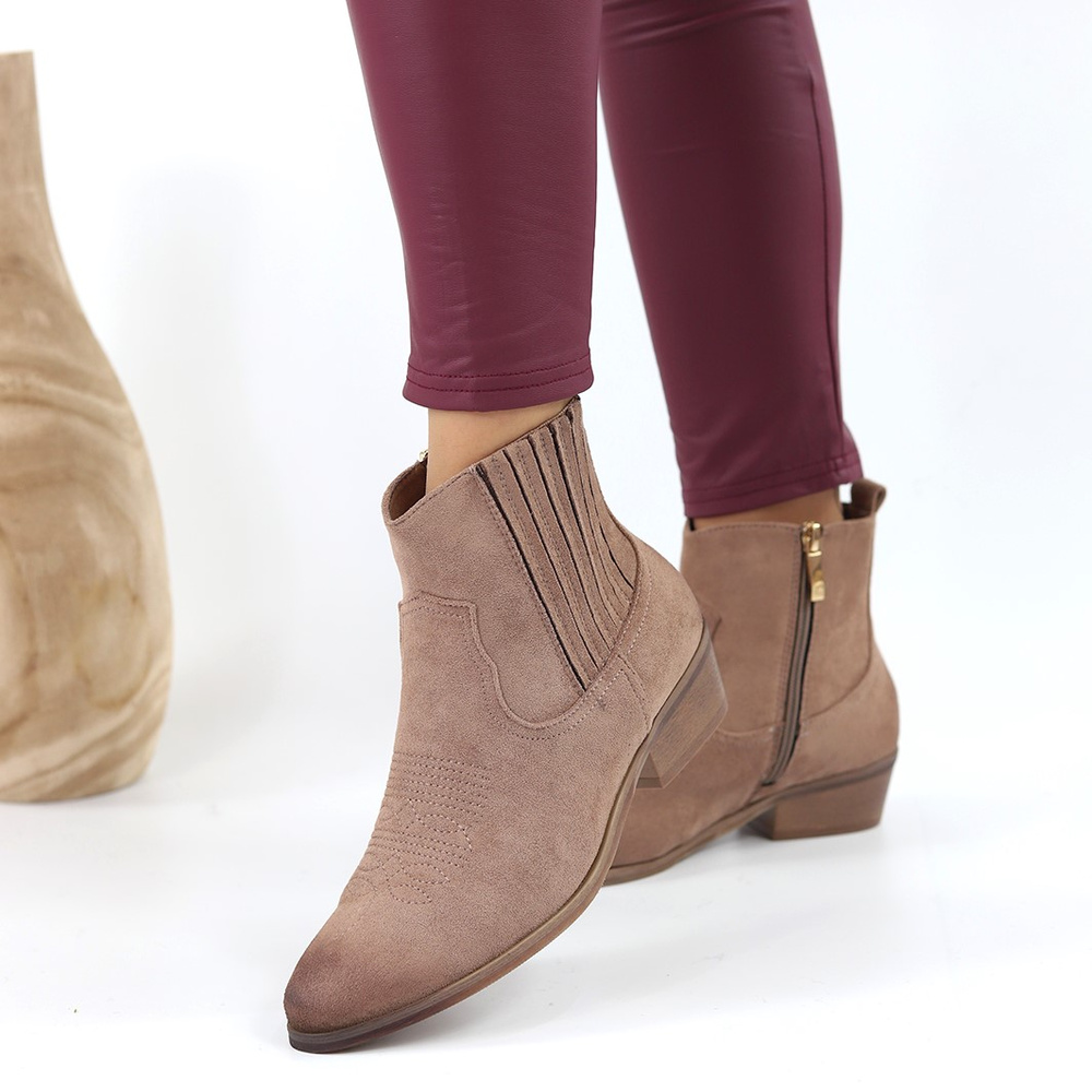 Коричневі замшеві ботильйони на низькому каблуці 