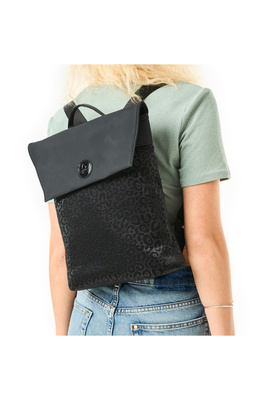 Miejski plecak czarny z ciekawym wzorem z klapą Rieker