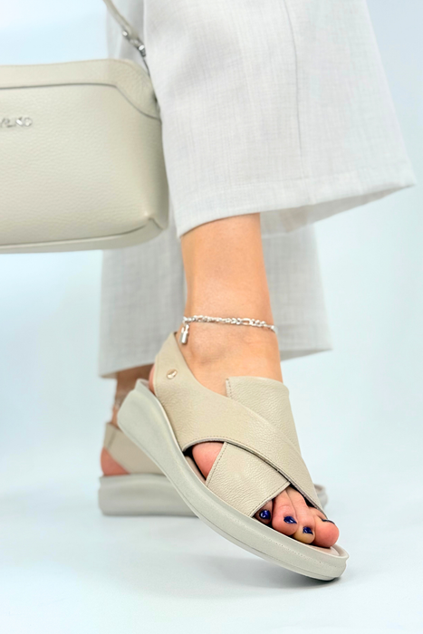 Бежеві босоніжки на низькому каблуці від Lemar