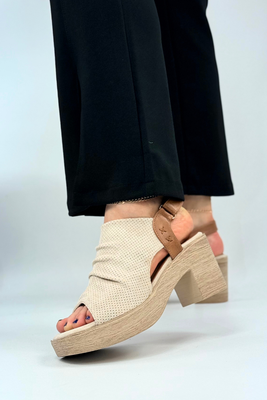 Beżowe sandały zabudowane na drewnianym słupku