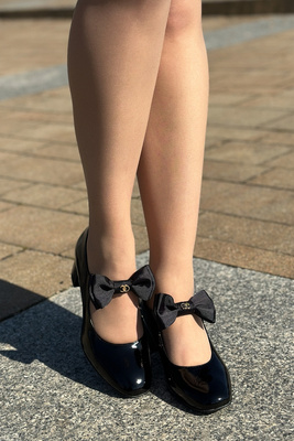 Чорні шкіряні туфлі на високих підборах з бантом