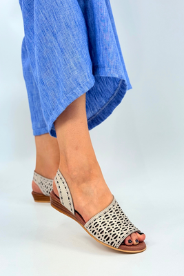 Beżowe skórzane ażurowe sandały płaakie Artiker