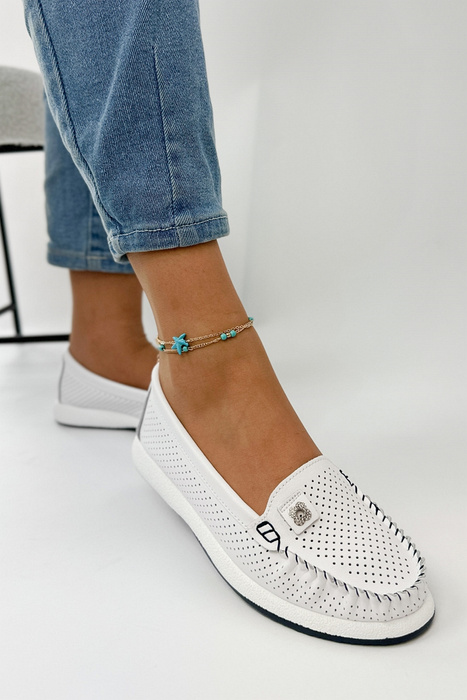 Białe mokasyny damskie perforowane