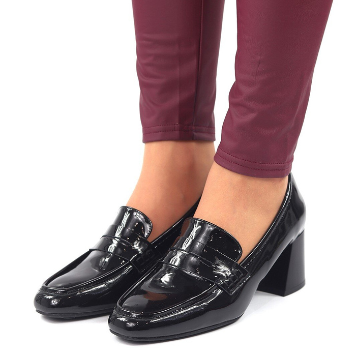 Чорні лаковані туфлі на каблуці Vinceza