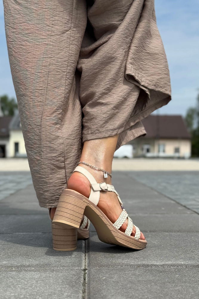 Бежеві шкіряні ажурні босоніжки на липучці