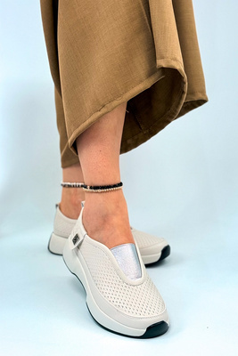 Beżowe skórzane półbuty perforowane na platformie wsuwane