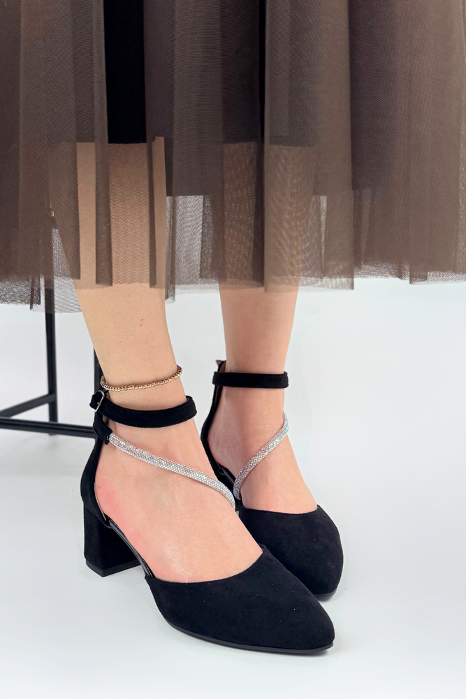 Czarne czółenka zamszowe z noskiem w szpic