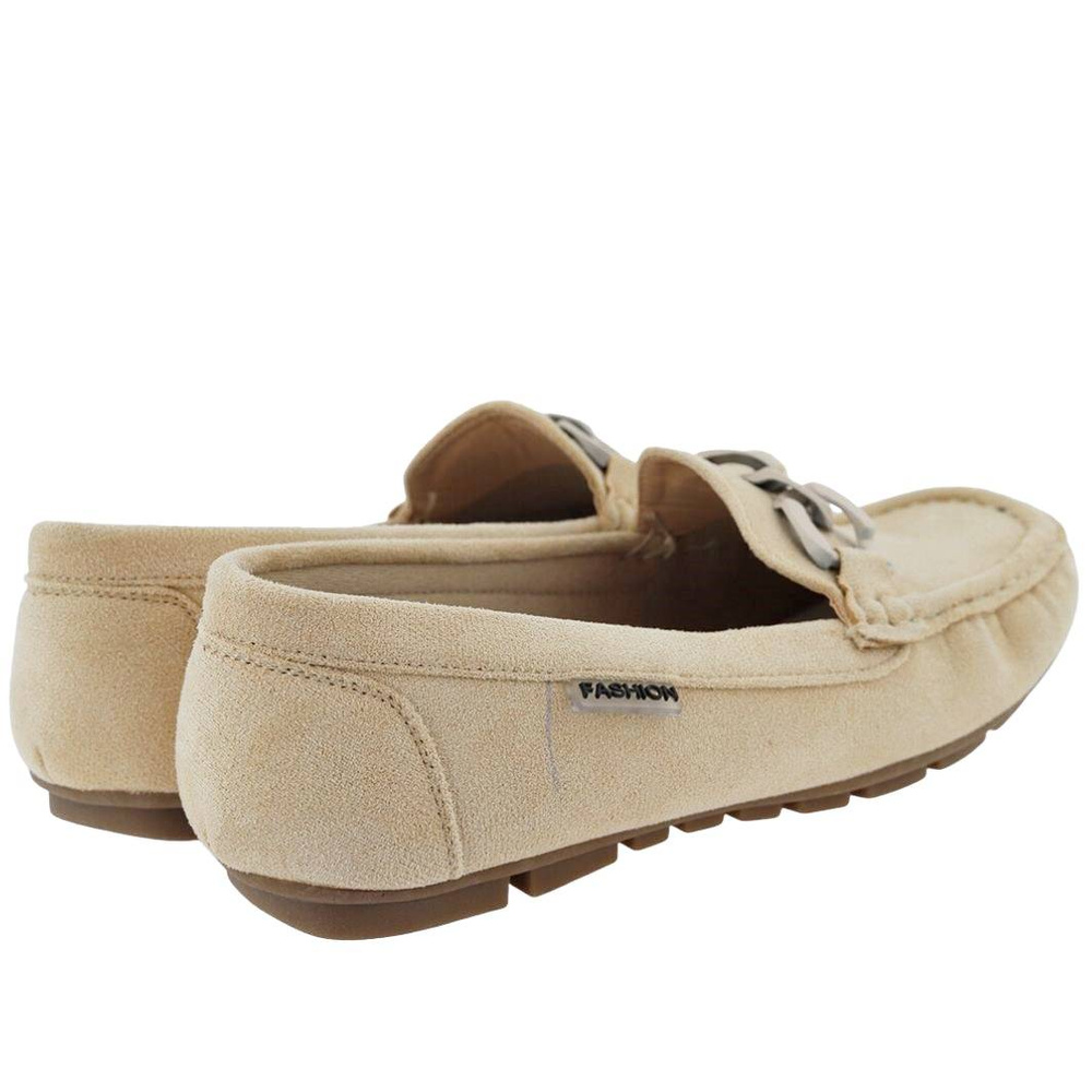 Бежеві жіночі замшеві мокасини на ланцюжку від Vinceza 