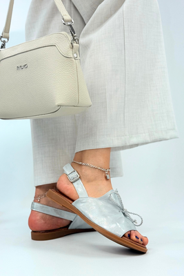 Srebrne sandały skórzane płaskie z kokardką