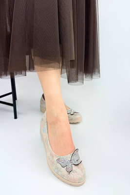 Beżowe półbuty damskie z motylkiem na koturnie