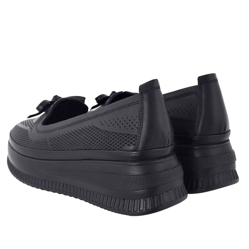 Skórzane półbuty w kolorze czarnym na koturnie Ravini