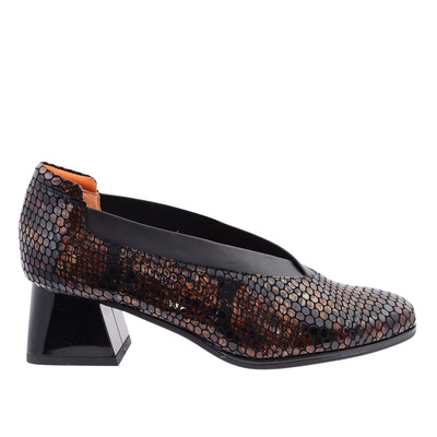 Привертають увагу шкіряні човники з мотивом луски, польсько-коричневі