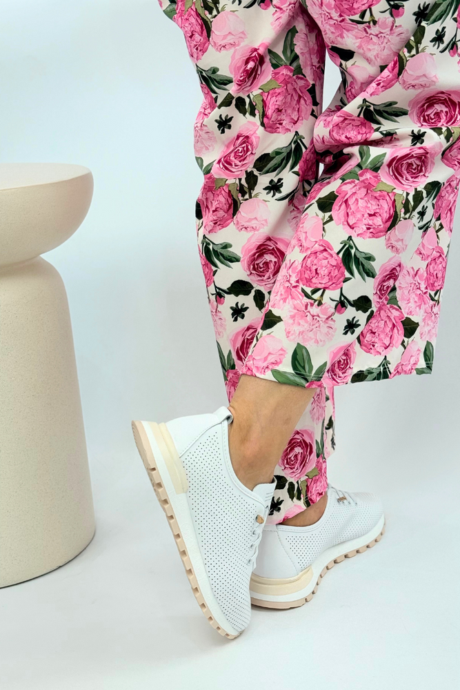 Białe perforowane sneakersy sznurowane