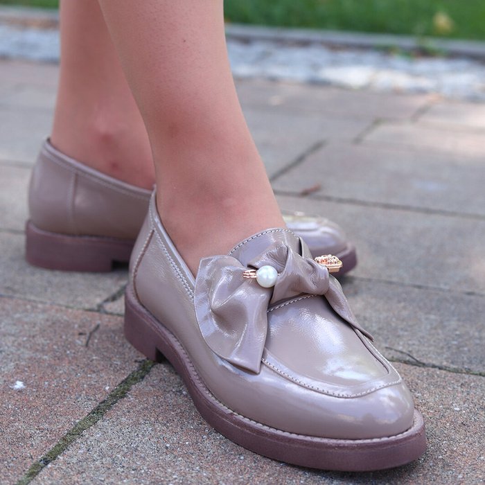 Бежеві лаковані мокасини з бантом Kordel