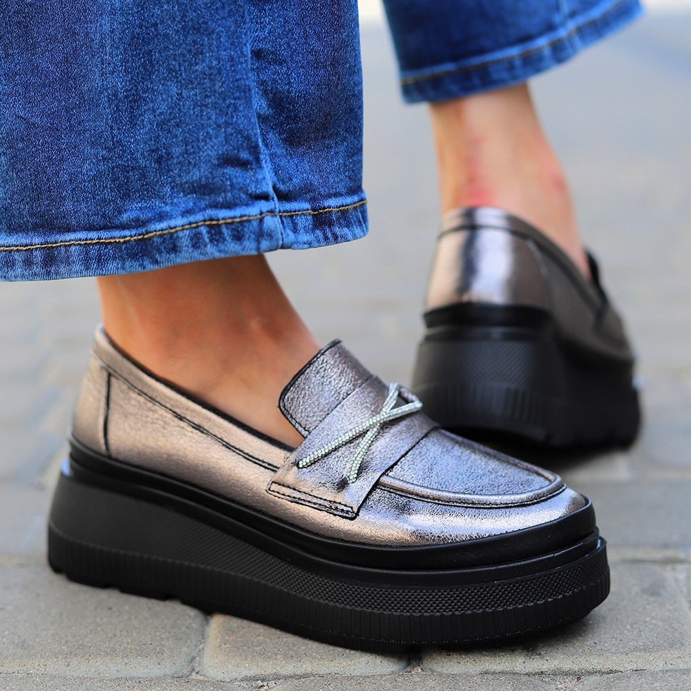 Mokasyny skórzane srebrne z paskami w cyrkonie na platformie